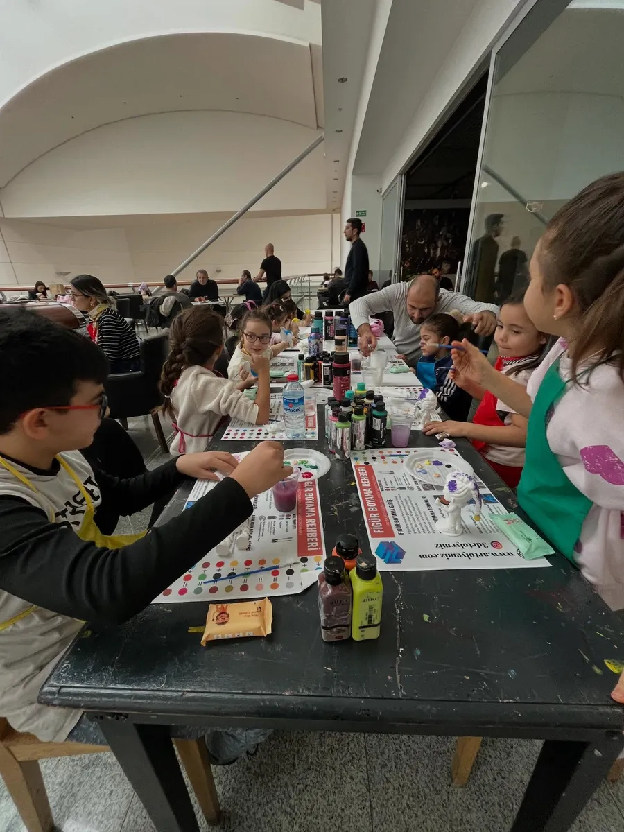 Etkinlik alanında aileler ile figür boyama çalışması